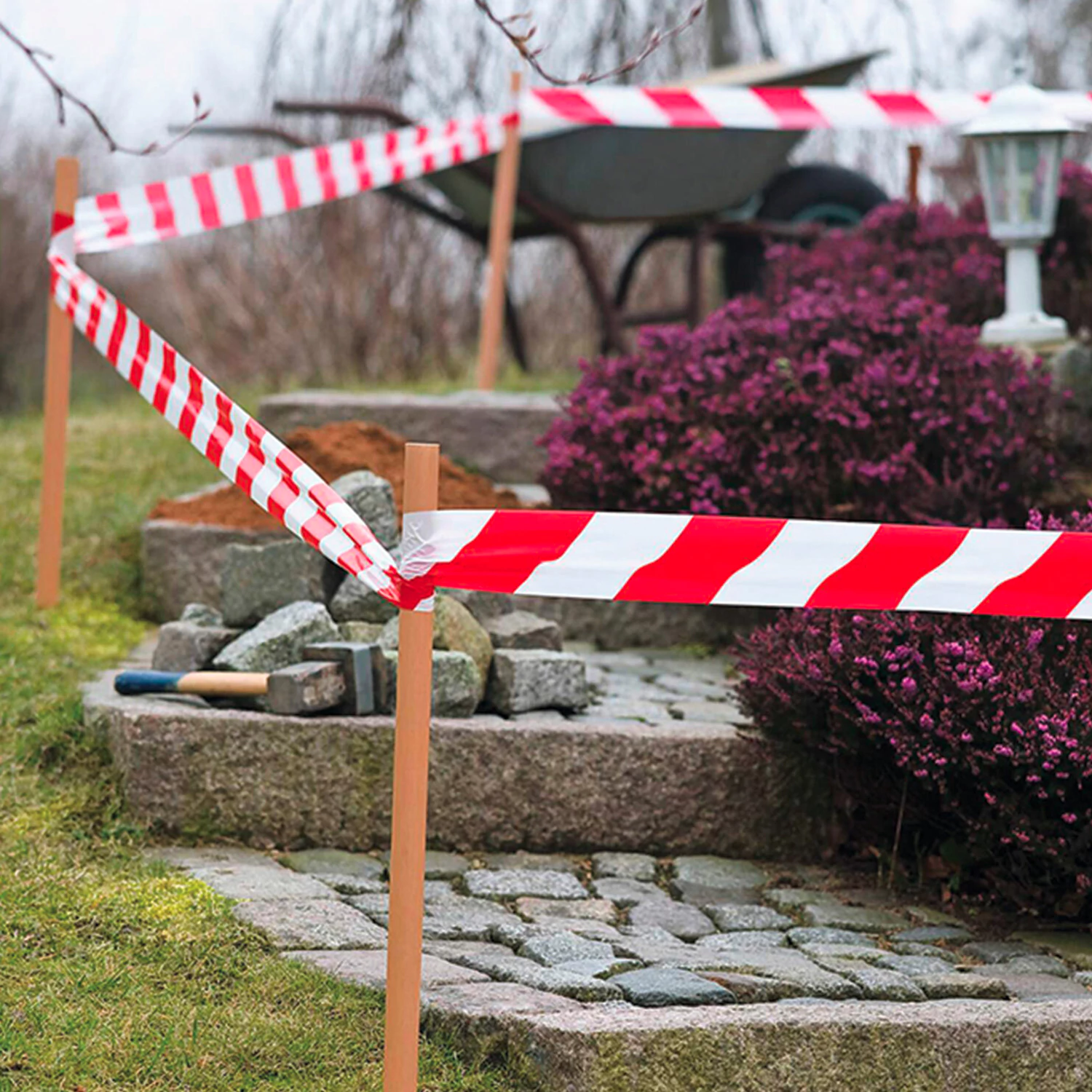 Лента оградительная сигнальная красно-белая 50 мм х 200 м, полиэтилен